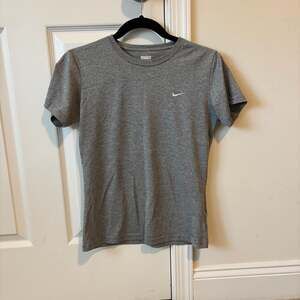 Nike Women's Heather Grey Dri-Fit Short Sleeve Swoosh T-Shirt Size S